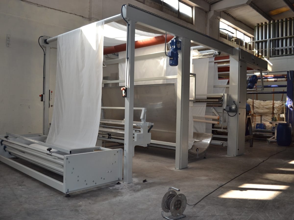 Tekstil üretim hattında endüstriyel kumaş makinası